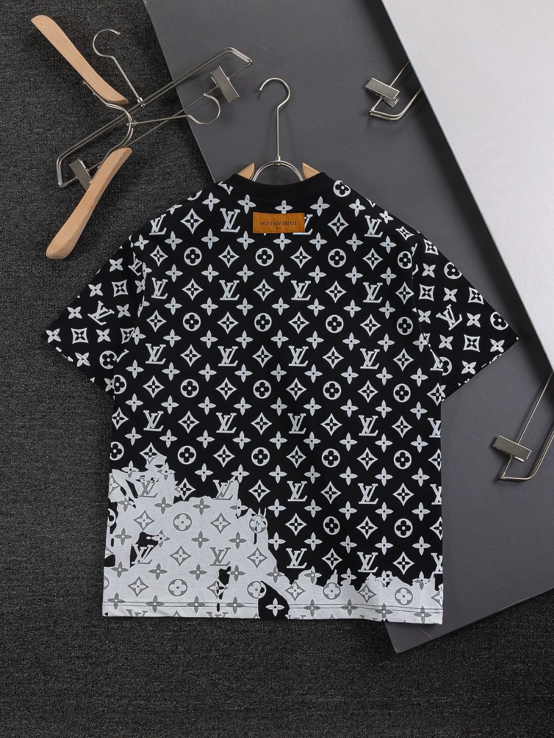 🅿️210 Louis Vuitton Louis Vuitton 1V slightly wide version S-XL 25SS LV new product counter catwalk model, burning clouds all over the print, round neck print, same style for men and women! Short-sleeves are not the same as the general public, but must be unique and eye-catching. This LV short-sleeves is all about quality, comfort, consistent style, fashion, including fabrics and cutting techniques, all of which have been made with great effort! 320 grams of washed pure cotton fabric, pure cotton is breathable, very refreshing and comfortable for daily wear. The rib knitting on the neckline is smooth and tight, and the neckline will not be skewed if you toss it at will. The loose version, you will find that it looks really good on the upper body. The overall is minimalist and neat, super versatile for daily use! Pair it casually with a pair of pants for a youthful look. A T-shirt will make your outfit crazy. It is a fashionable item that can never go wrong! Color: Black White Size: S-XL Size chart: S: Shoulder width 50-Bust 54-Length 70 M: Shoulder width 52-Bust 56.5-Length 72 L: Shoulder width 54-Bust 59-Length 74 XL: Shoulder width 56-Bust 61.5-Length 76